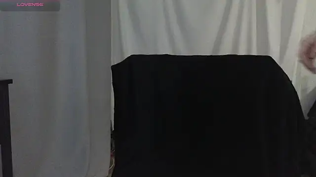 Mia G0ld online show from January 11, 2026, 4:12 pm