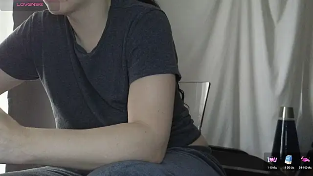 Mia G0ld online show from January 12, 2026, 1:27 pm