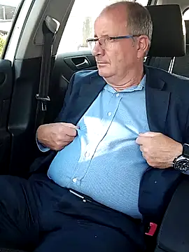 Snapshot of stiffandlubed@xh chatting on March 17, 2025, 7:35 am stiffandlubedxh online show from March 17, 2025, 7:35 am