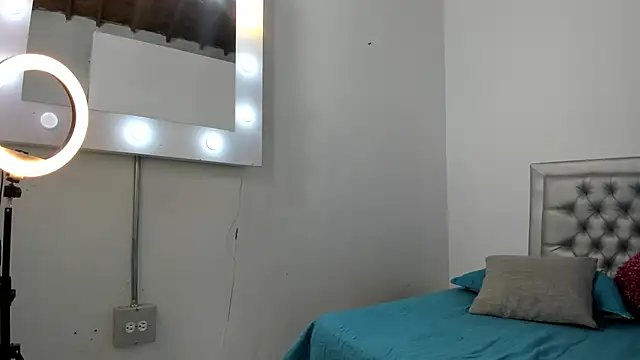 SEXXYLATINCOUPLE1 online show from November 6, 2025, 10:05 am