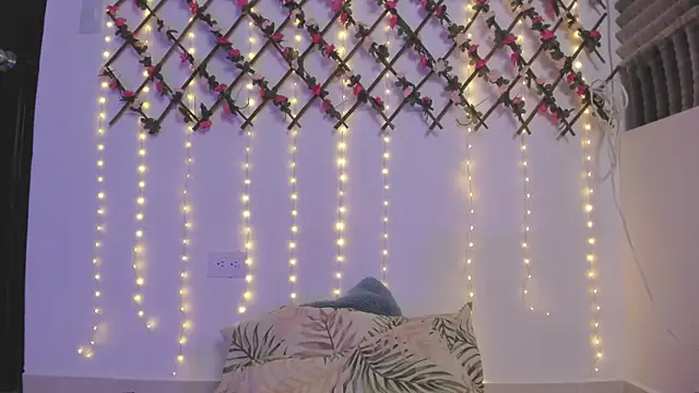 naughty ebonyy online show from April 18, 2026, 12:42 pm