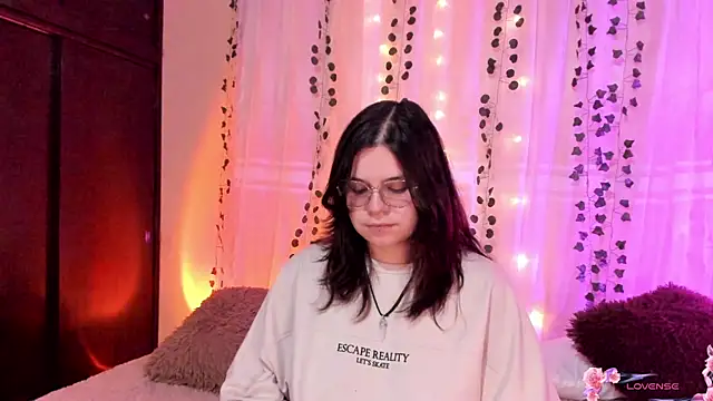 Snapshot of Mey_moon chatting on December 4, 2024, 9:57 pm Mey moon online show from December 4, 2024, 9:57 pm