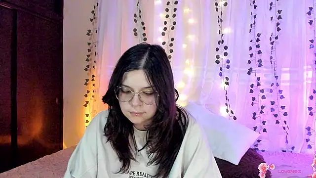 Snapshot of Mey_moon chatting on December 11, 2024, 11:21 pm Mey moon online show from December 11, 2024, 11:21 pm