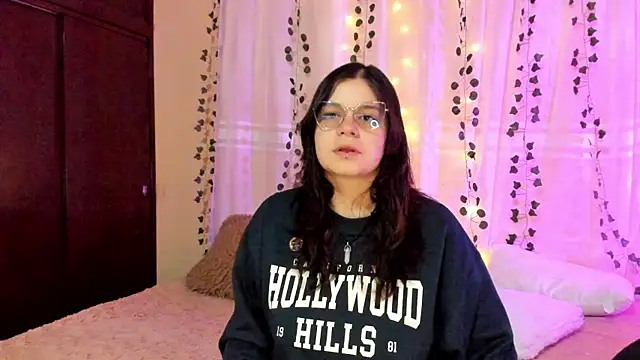 Snapshot of Mey_moon chatting on December 12, 2024, 11:25 pm Mey moon online show from December 12, 2024, 11:25 pm