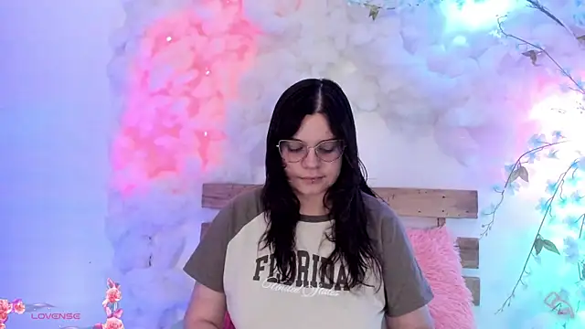 Snapshot of Mey_moon chatting on February 3, 2025, 10:54 pm Mey moon online show from February 3, 2025, 10:54 pm