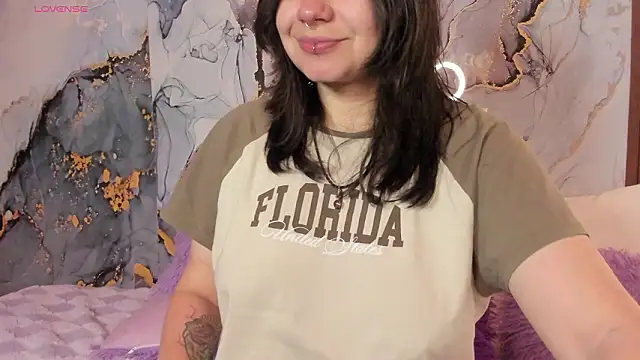 Snapshot of Mey_moon chatting on February 4, 2026, 4:07 am Mey moon online show from February 4, 2026, 4:07 am