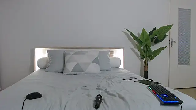 Crystal-dreamt online show from March 22, 2025, 5:31 pm