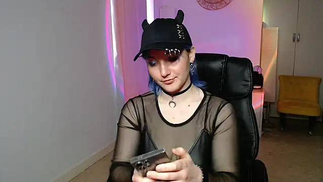 Crystal-dreamt online show from November 5, 2025, 1:22 pm