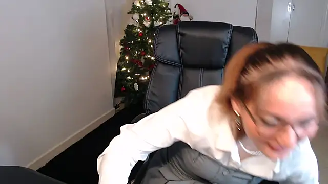 Crystal-dreamt online show from November 14, 2025, 9:19 am