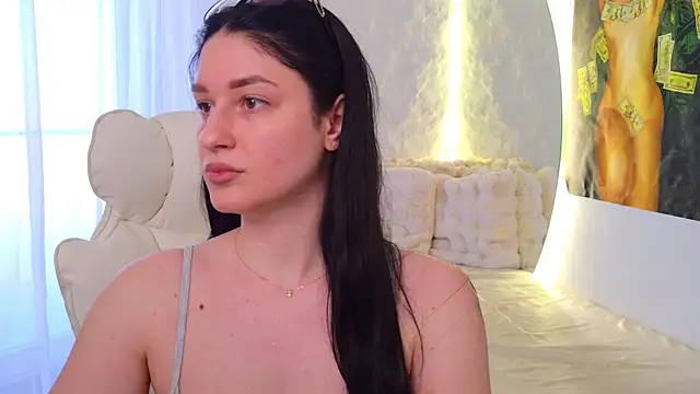 moniqque online show from April 6, 2026, 2:18 pm