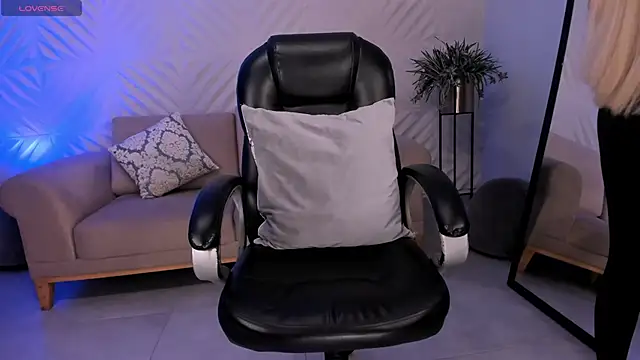 SophiePalmer online show from March 1, 2025, 1:51 pm