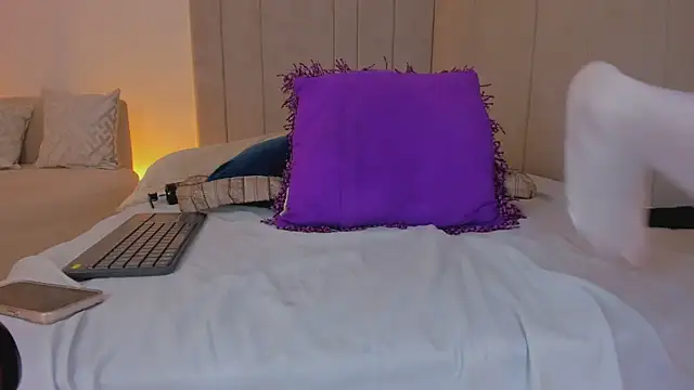 luisah  online show from April 16, 2026, 9:39 pm