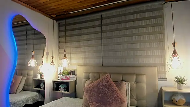 cristal  hot 1 online show from July 10, 2026, 5:12 am