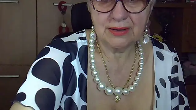 SweetCherry27 online show from December 1, 2025, 5:40 pm