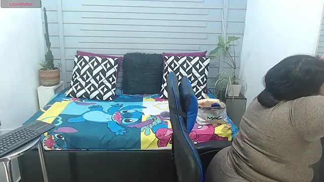 evelin zaens online show from February 25, 2025, 4:03 am