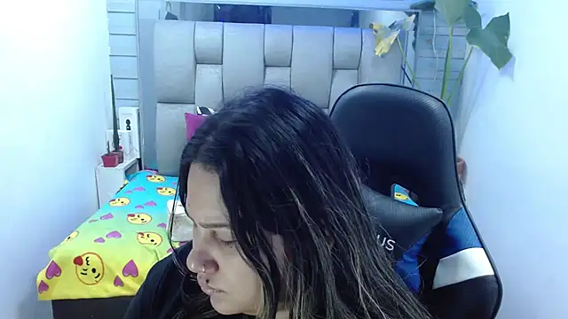Snapshot of evelin_zaens chatting on July 18, 2026, 6:28 am evelin zaens online show from July 18, 2026, 6:28 am