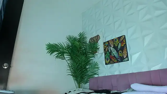 Hellen Sky online show from October 31, 2025, 7:04 pm