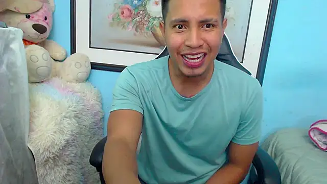 Snapshot of Luciana_and_Neitan chatting on March 3, 2025, 10:42 pm Luciana and Neitan online show from March 3, 2025, 10:42 pm