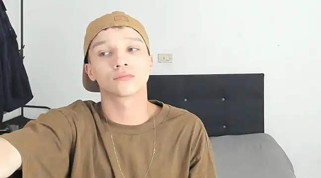 angelcortes online show from December 23, 2024, 10:01 pm