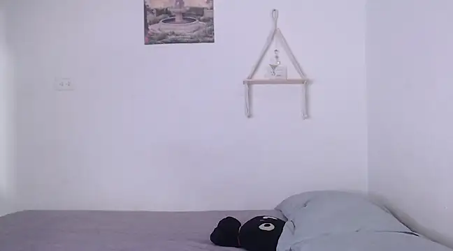 yungelitamor  online show from February 6, 2025, 5:03 am