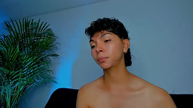 Snapshot of xhenisa_ chatting on November 20, 2025, 12:00 am xhenisa online show from November 20, 2025, 12:00 am