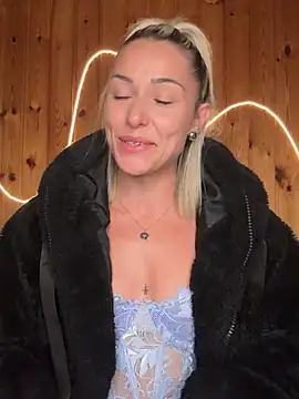 petrouchkaaa  online show from April 16, 2026, 9:39 pm