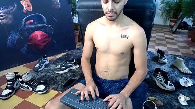 Snapshot of cutehornymax chatting on April 8, 2026, 2:39 pm cutehornymax online show from April 8, 2026, 2:39 pm