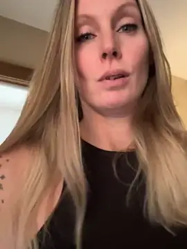 Snapshot of ItsDanniG chatting on December 8, 2024, 6:39 pm ItsDanniG online show from December 8, 2024, 6:39 pm