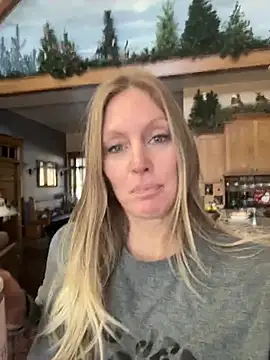 Snapshot of ItsDanniG chatting on December 27, 2024, 3:59 pm ItsDanniG online show from December 27, 2024, 3:59 pm