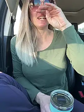 Snapshot of ItsDanniG chatting on January 13, 2025, 5:02 pm ItsDanniG online show from January 13, 2025, 5:02 pm