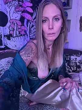 Snapshot of ItsDanniG chatting on January 30, 2025, 8:53 pm ItsDanniG online show from January 30, 2025, 8:53 pm