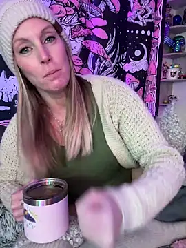 Snapshot of ItsDanniG chatting on March 4, 2025, 4:52 pm ItsDanniG online show from March 4, 2025, 4:52 pm