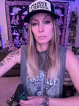 Snapshot of ItsDanniG chatting on March 11, 2025, 6:08 pm ItsDanniG online show from March 11, 2025, 6:08 pm