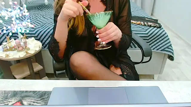 EveLove33 online show from April 18, 2026, 6:01 pm