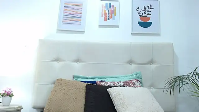 TiffanyFox1 online show from February 27, 2025, 12:02 pm