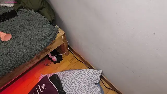 LoveInAllHoles online show from March 3, 2026, 5:24 am