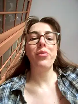 Snapshot of MommmyYummy chatting on October 24, 2025, 7:27 am MommmyYummy online show from October 24, 2025, 7:27 am