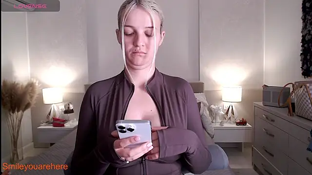 Smileyouarehere online show from April 5, 2026, 7:22 pm