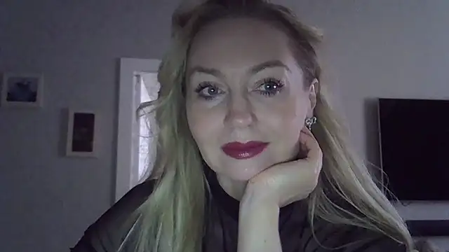 ZarinaSwift online show from October 8, 2025, 4:32 am