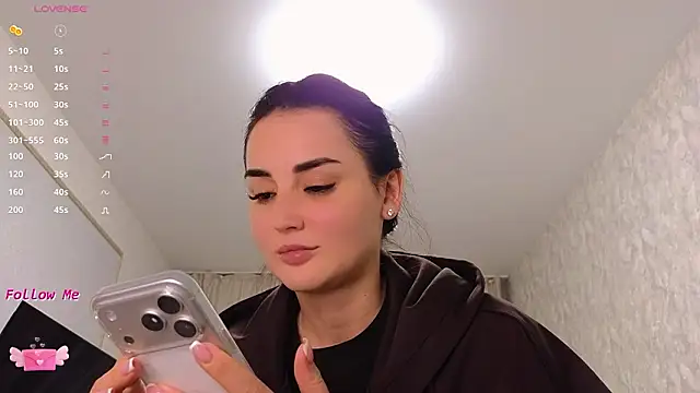 LaraSkinny online show from March 12, 2026, 4:13 pm