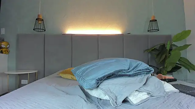 LiaVelez online show from March 15, 2025, 7:05 pm