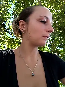 emma4xxx online show from April 17, 2026, 8:23 pm