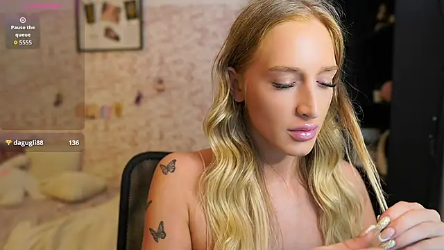 Nicolette  Shea  online show from September 11, 2025, 9:20 am