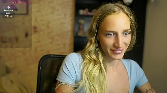 Nicolette  Shea  online show from October 19, 2025, 1:34 pm