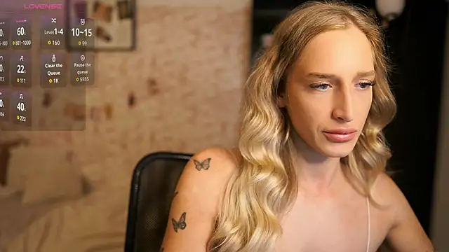 Nicolette  Shea  online show from October 25, 2025, 7:38 am