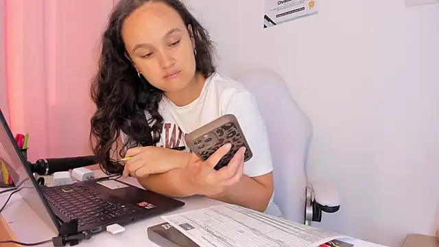 Snapshot of kattypinkk chatting on February 9, 2026, 7:40 pm kattypinkk online show from February 9, 2026, 7:40 pm