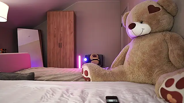 VikkiLustfull online show from February 13, 2026, 1:18 pm