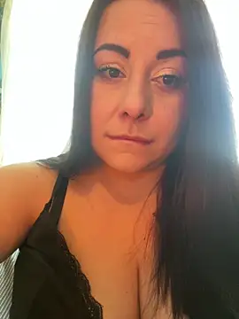 Snapshot of DaisyStreet chatting on April 22, 2026, 8:17 am DaisyStreet online show from April 22, 2026, 8:17 am