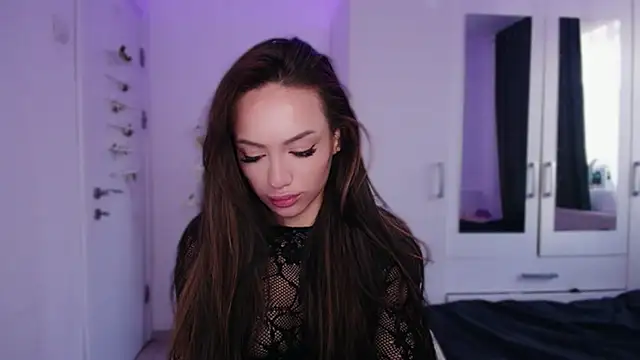 KaylaLaine online show from November 1, 2025, 6:37 am