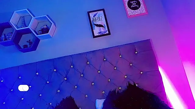 Ashlycuute online show from December 14, 2024, 8:18 pm